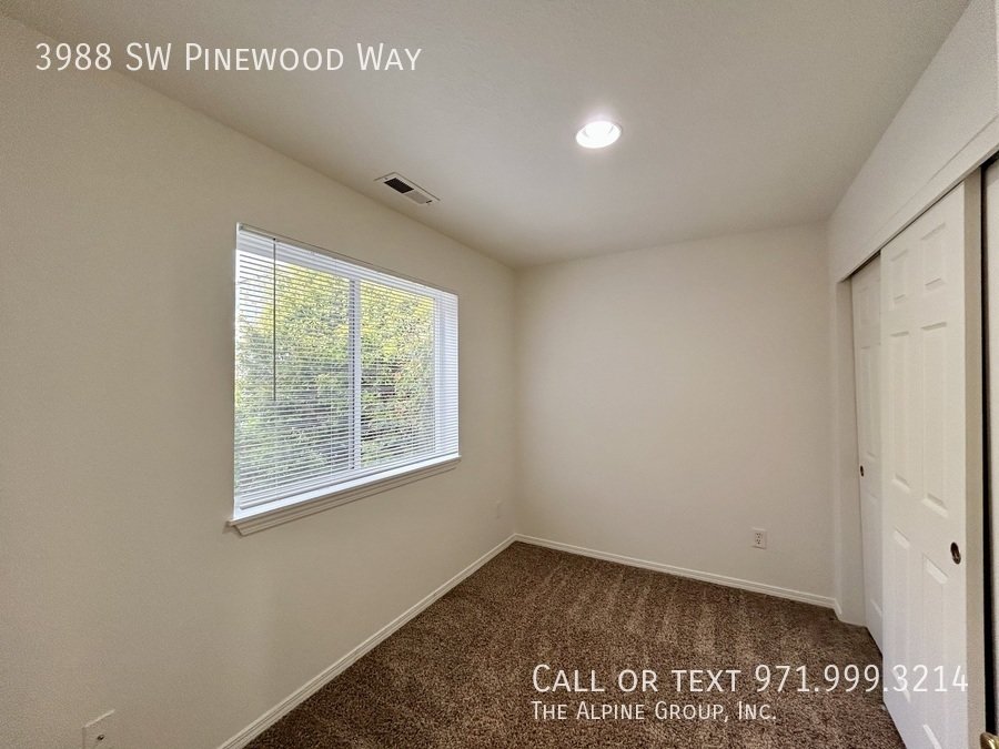 🔥3-Bedroom Gem — Hardwood Floors, Fireplace & Garage! property image