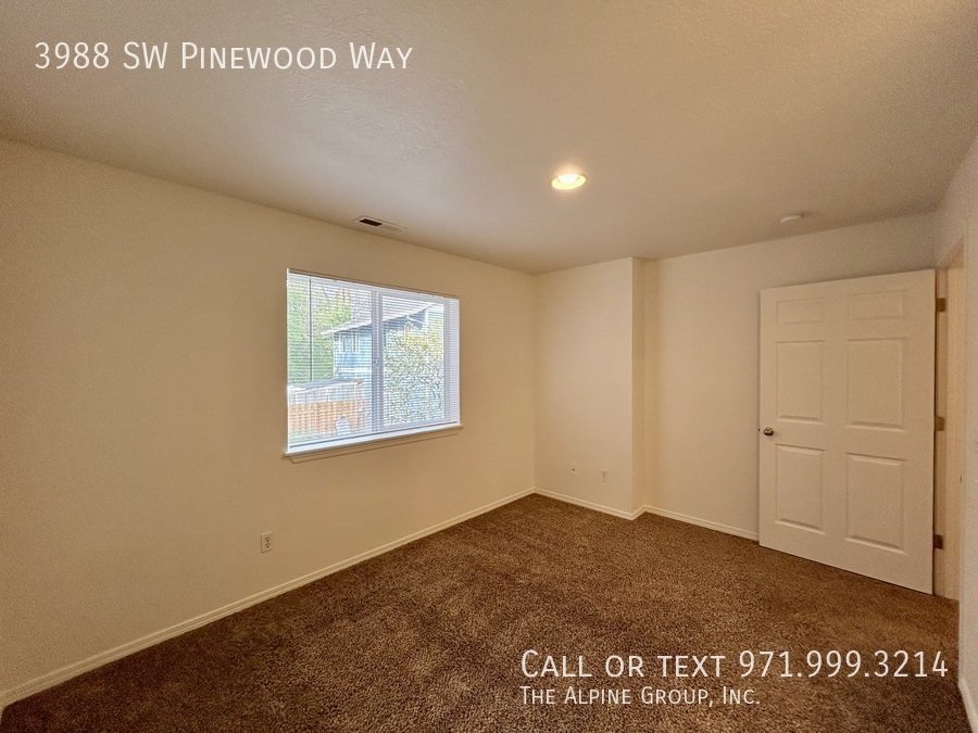 🔥3-Bedroom Gem — Hardwood Floors, Fireplace & Garage! property image