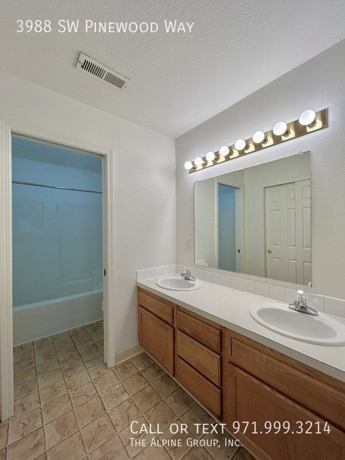 🔥3-Bedroom Gem — Hardwood Floors, Fireplace & Garage! property image