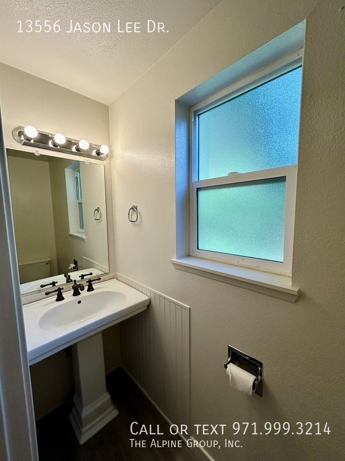 🪵 Cozy Oregon City Home with Spacious Private Deck property image