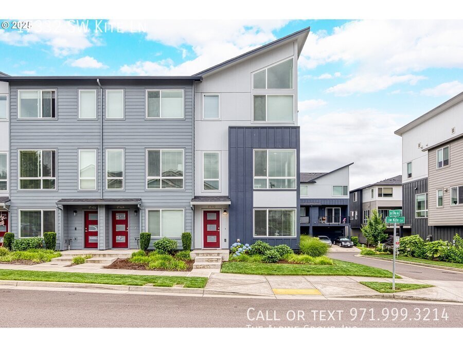 🌟 Spacious End Unit | 3BR + Den | 15-Month Lease 🌟 property image