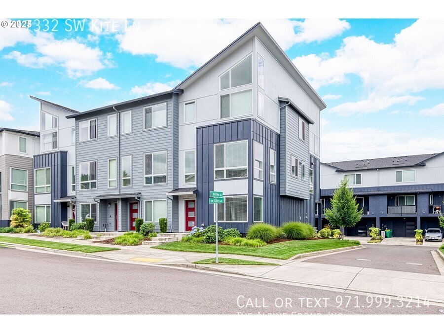 🌟 Spacious End Unit | 3BR + Den | 15-Month Lease 🌟 property image