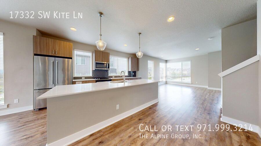 🌟 Spacious End Unit | 3BR + Den | 15-Month Lease 🌟 property image
