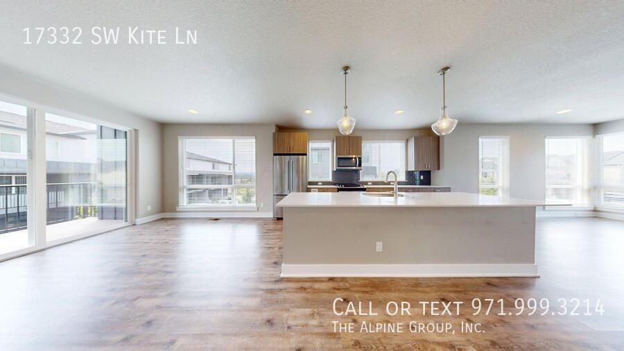 🌟 Spacious End Unit | 3BR + Den | 15-Month Lease 🌟 property image