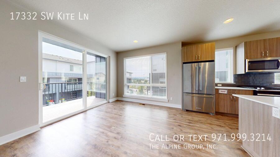 🌟 Spacious End Unit | 3BR + Den | 15-Month Lease 🌟 property image