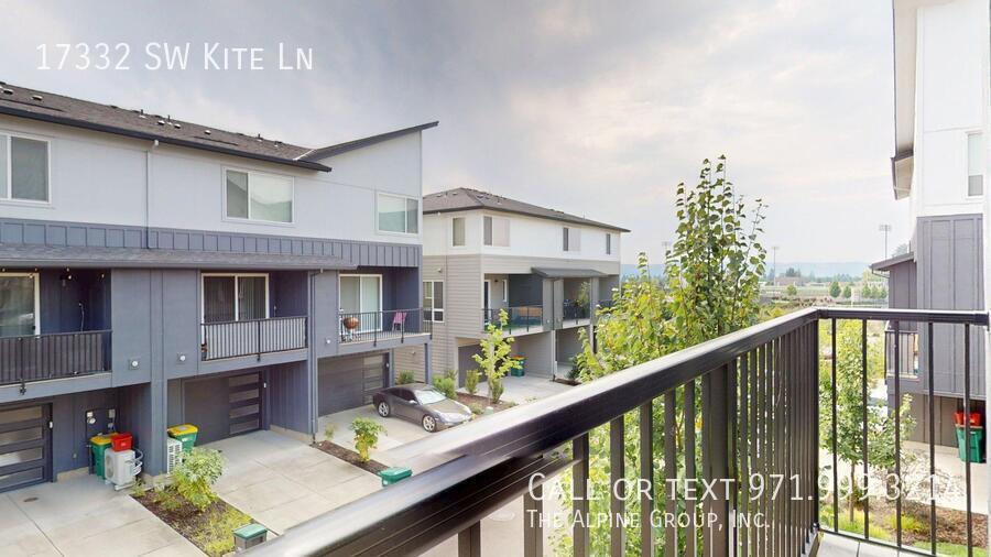 🌟 Spacious End Unit | 3BR + Den | 15-Month Lease 🌟 property image