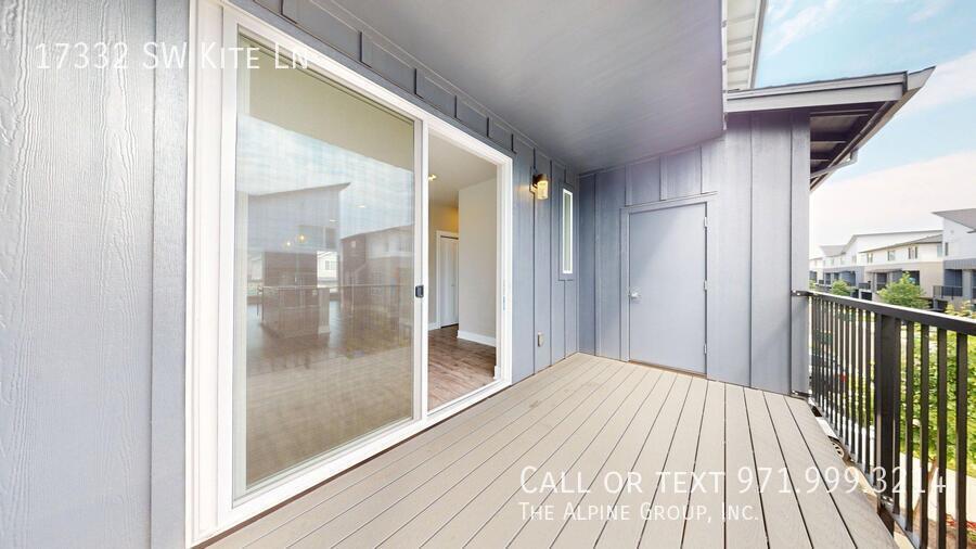 🌟 Spacious End Unit | 3BR + Den | 15-Month Lease 🌟 property image