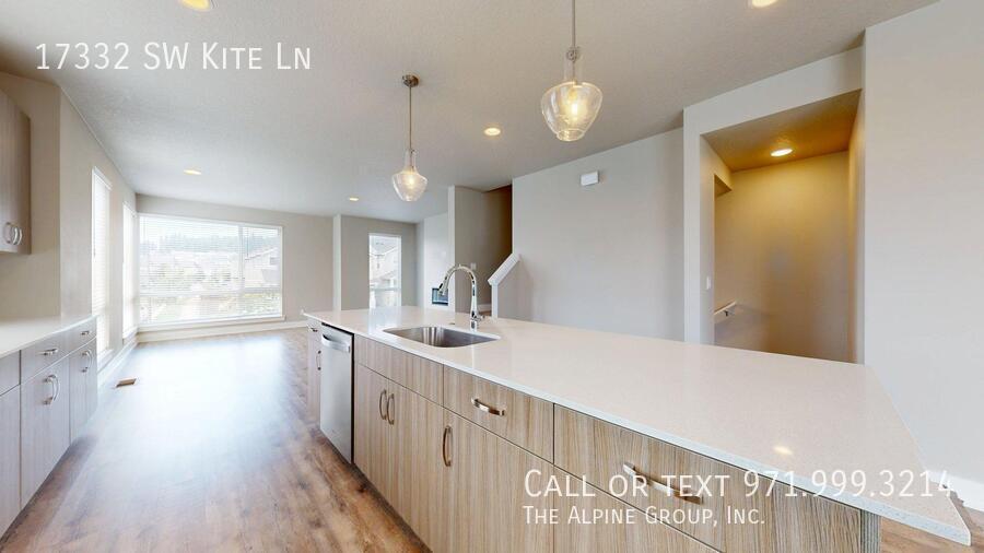 🌟 Spacious End Unit | 3BR + Den | 15-Month Lease 🌟 property image