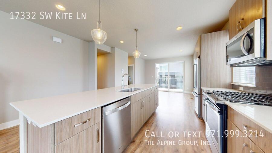 🌟 Spacious End Unit | 3BR + Den | 15-Month Lease 🌟 property image