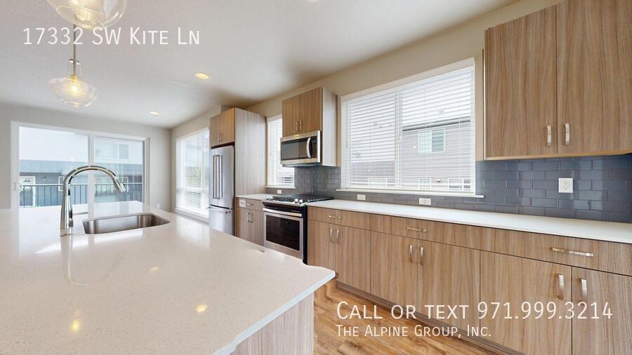 🌟 Spacious End Unit | 3BR + Den | 15-Month Lease 🌟 property image
