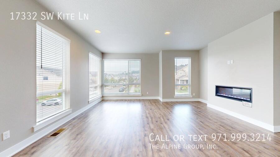 🌟 Spacious End Unit | 3BR + Den | 15-Month Lease 🌟 property image