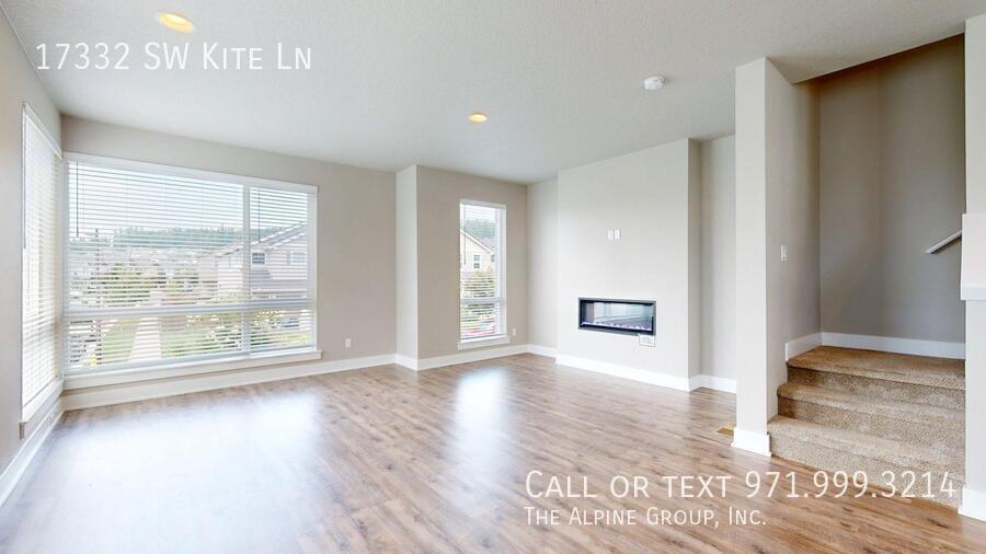 🌟 Spacious End Unit | 3BR + Den | 15-Month Lease 🌟 property image