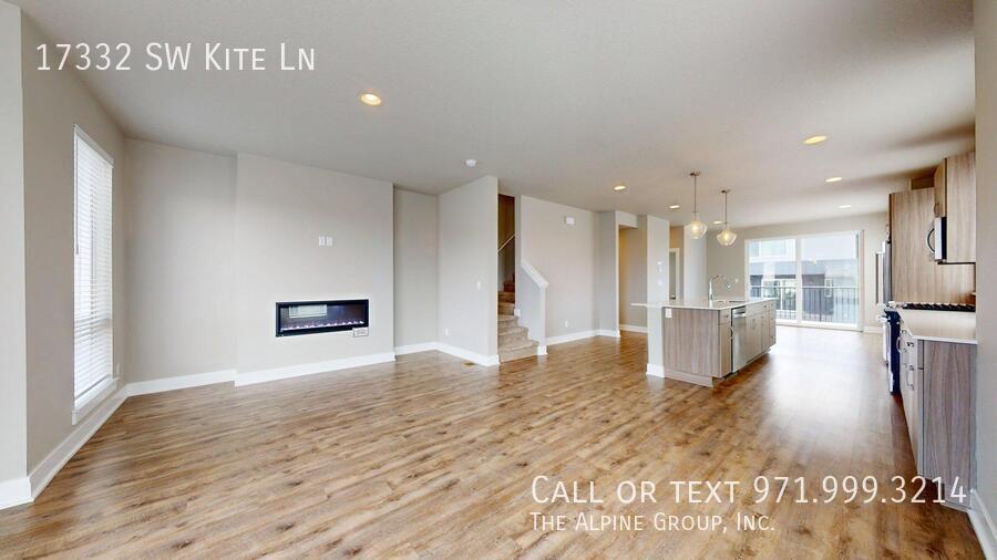 🌟 Spacious End Unit | 3BR + Den | 15-Month Lease 🌟 property image