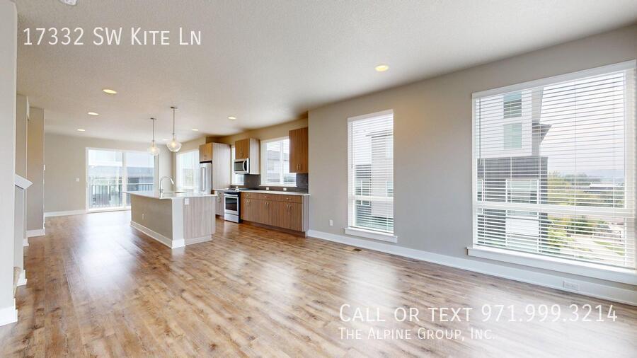 🌟 Spacious End Unit | 3BR + Den | 15-Month Lease 🌟 property image