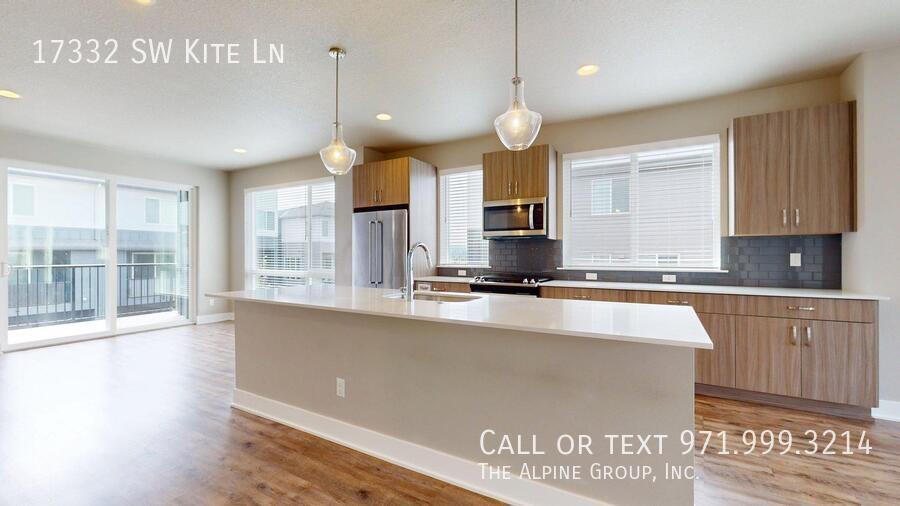 🌟 Spacious End Unit | 3BR + Den | 15-Month Lease 🌟 property image
