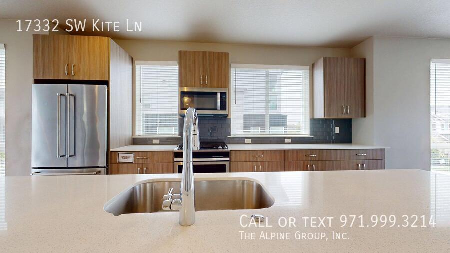 🌟 Spacious End Unit | 3BR + Den | 15-Month Lease 🌟 property image