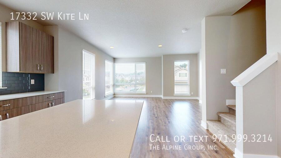 🌟 Spacious End Unit | 3BR + Den | 15-Month Lease 🌟 property image