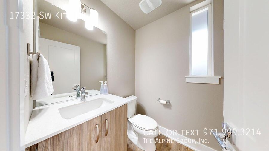 🌟 Spacious End Unit | 3BR + Den | 15-Month Lease 🌟 property image