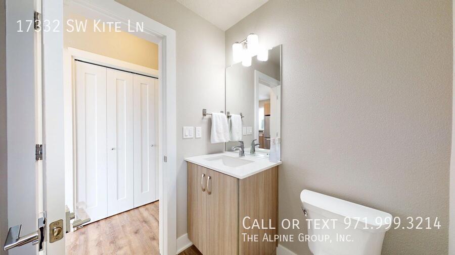 🌟 Spacious End Unit | 3BR + Den | 15-Month Lease 🌟 property image