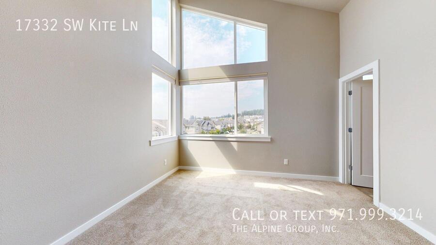 🌟 Spacious End Unit | 3BR + Den | 15-Month Lease 🌟 property image