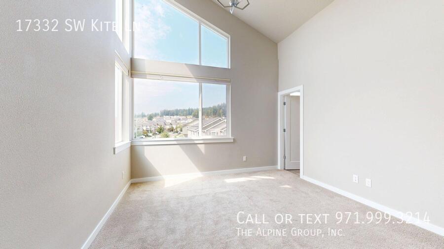 🌟 Spacious End Unit | 3BR + Den | 15-Month Lease 🌟 property image