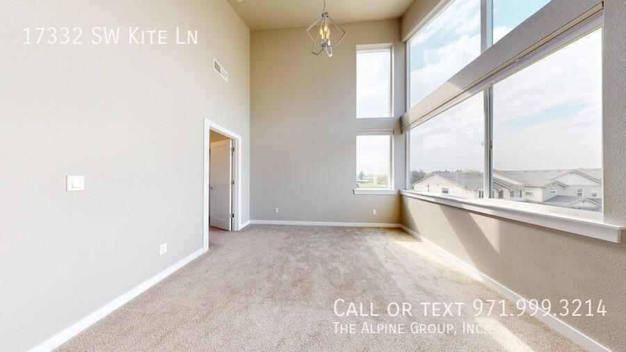 🌟 Spacious End Unit | 3BR + Den | 15-Month Lease 🌟 property image