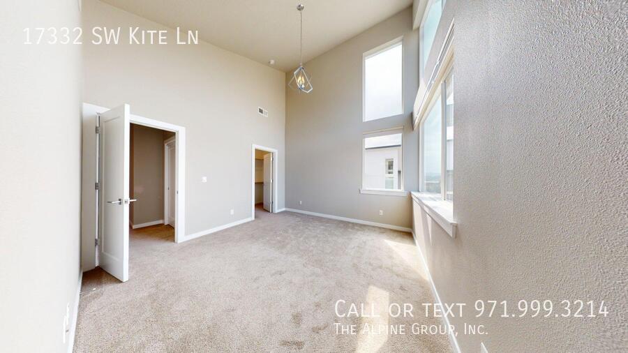 🌟 Spacious End Unit | 3BR + Den | 15-Month Lease 🌟 property image