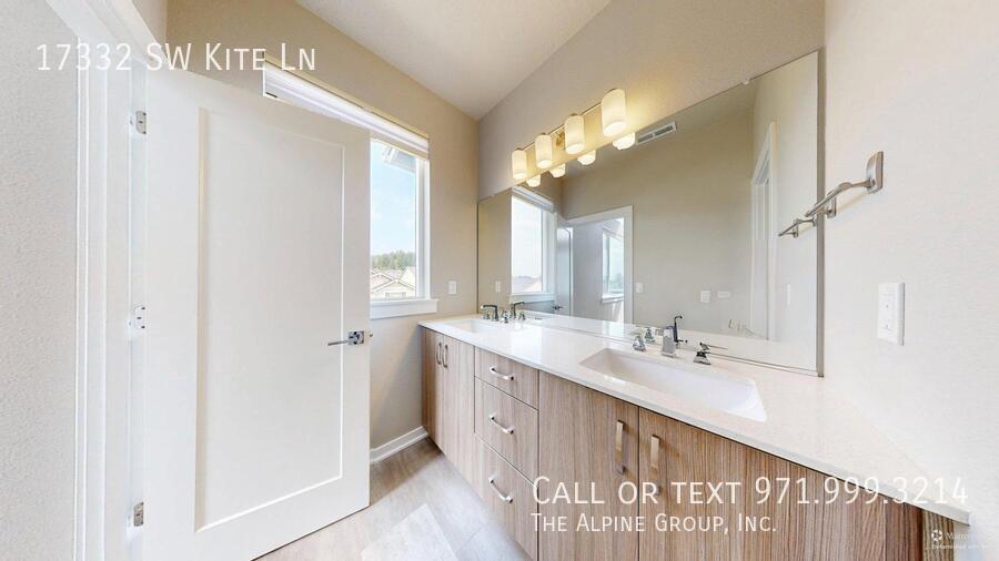 🌟 Spacious End Unit | 3BR + Den | 15-Month Lease 🌟 property image