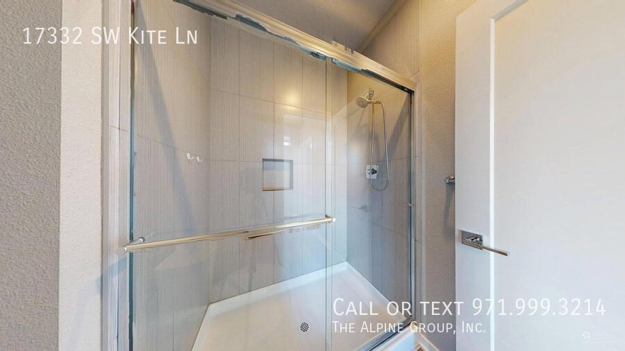 🌟 Spacious End Unit | 3BR + Den | 15-Month Lease 🌟 property image