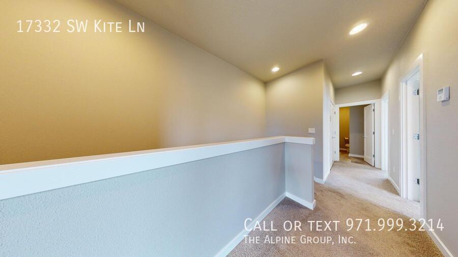 🌟 Spacious End Unit | 3BR + Den | 15-Month Lease 🌟 property image