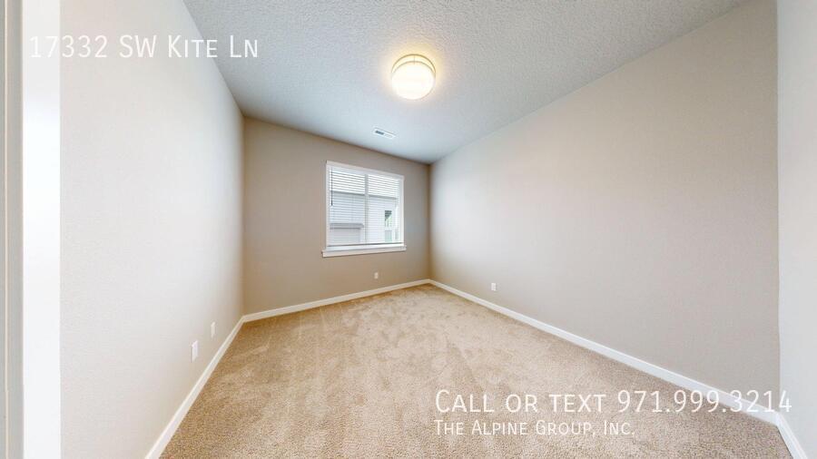 🌟 Spacious End Unit | 3BR + Den | 15-Month Lease 🌟 property image