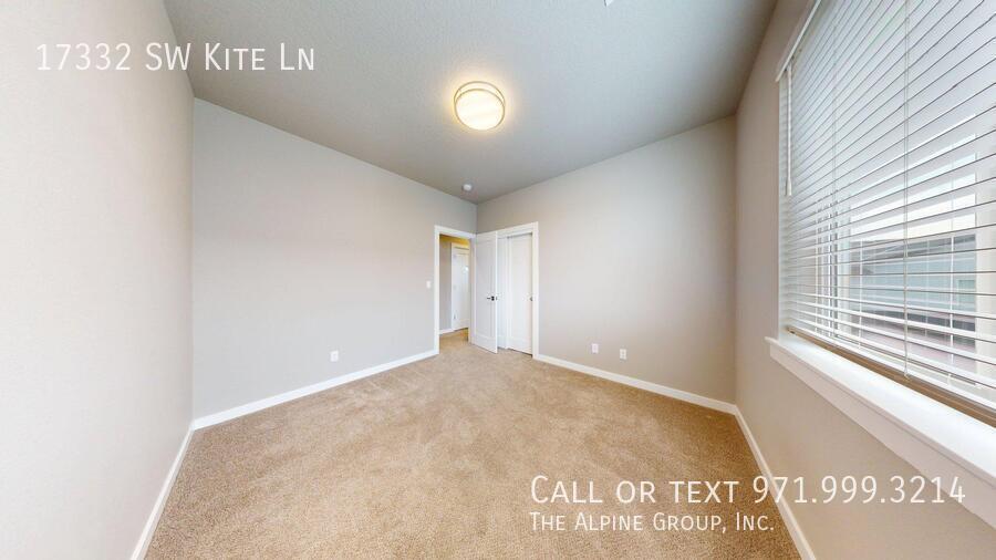 🌟 Spacious End Unit | 3BR + Den | 15-Month Lease 🌟 property image
