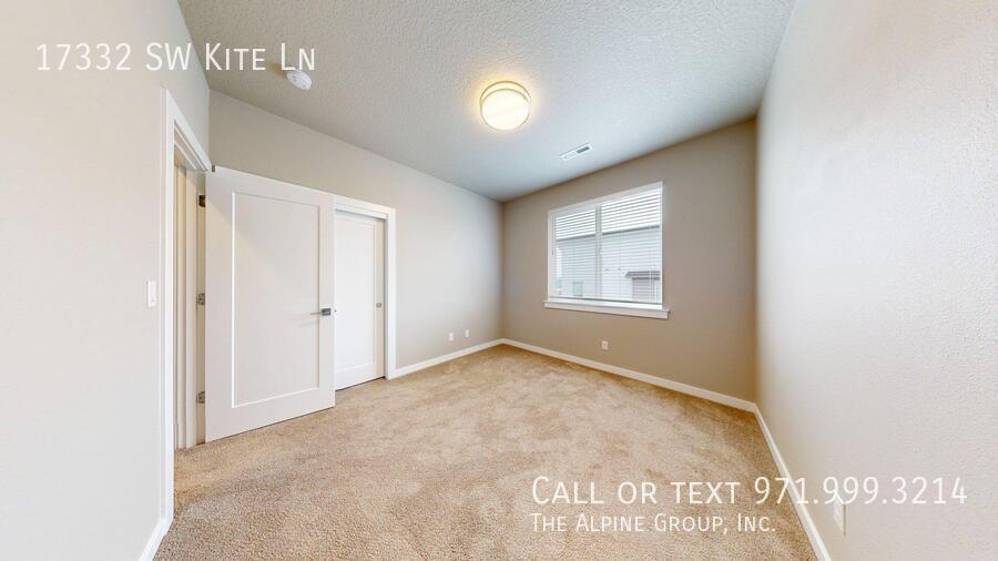 🌟 Spacious End Unit | 3BR + Den | 15-Month Lease 🌟 property image