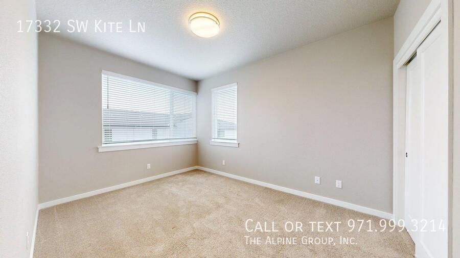 🌟 Spacious End Unit | 3BR + Den | 15-Month Lease 🌟 property image