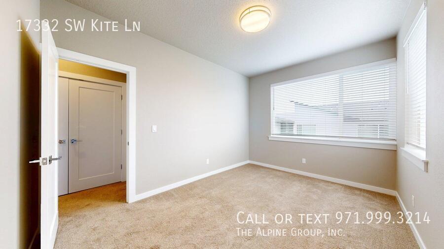 🌟 Spacious End Unit | 3BR + Den | 15-Month Lease 🌟 property image