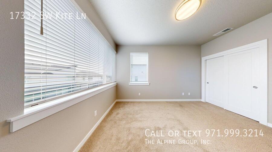 🌟 Spacious End Unit | 3BR + Den | 15-Month Lease 🌟 property image