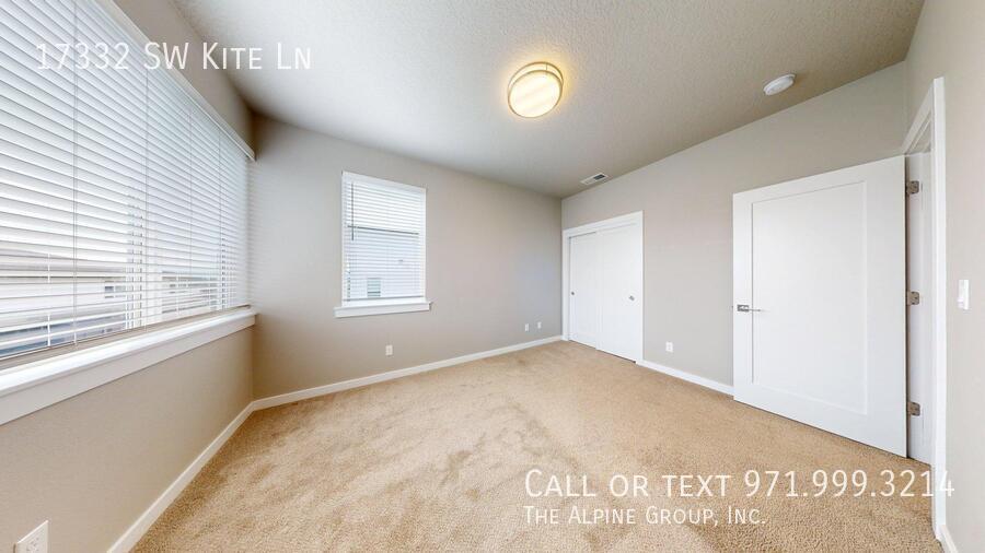 🌟 Spacious End Unit | 3BR + Den | 15-Month Lease 🌟 property image