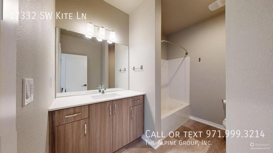 🌟 Spacious End Unit | 3BR + Den | 15-Month Lease 🌟 property image