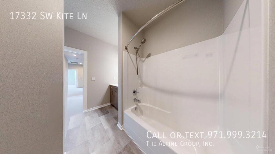 🌟 Spacious End Unit | 3BR + Den | 15-Month Lease 🌟 property image