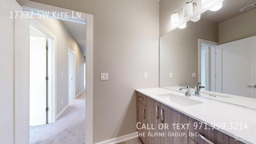 🌟 Spacious End Unit | 3BR + Den | 15-Month Lease 🌟 property image