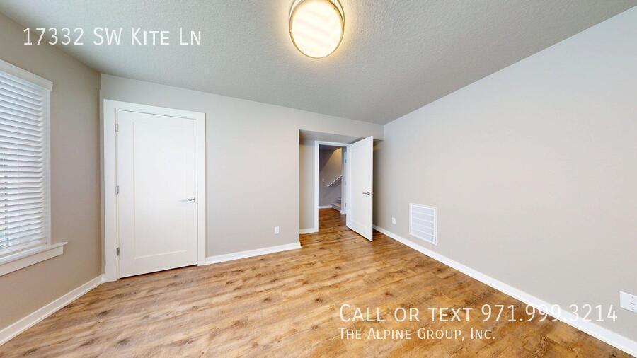🌟 Spacious End Unit | 3BR + Den | 15-Month Lease 🌟 property image