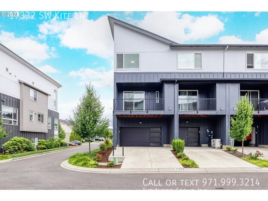 🌟 Spacious End Unit | 3BR + Den | 15-Month Lease 🌟 property image