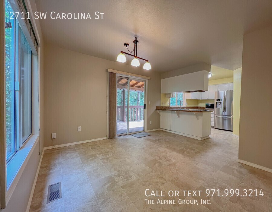 🌿 18-mo Lease! Green & Serene: A Bright, Private SW Portland Retreat property image