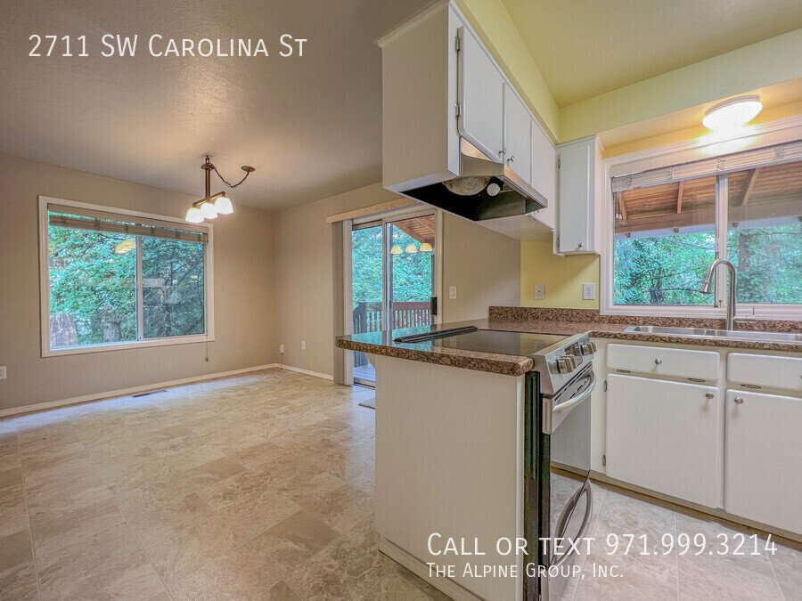 🌿 18-mo Lease! Green & Serene: A Bright, Private SW Portland Retreat property image