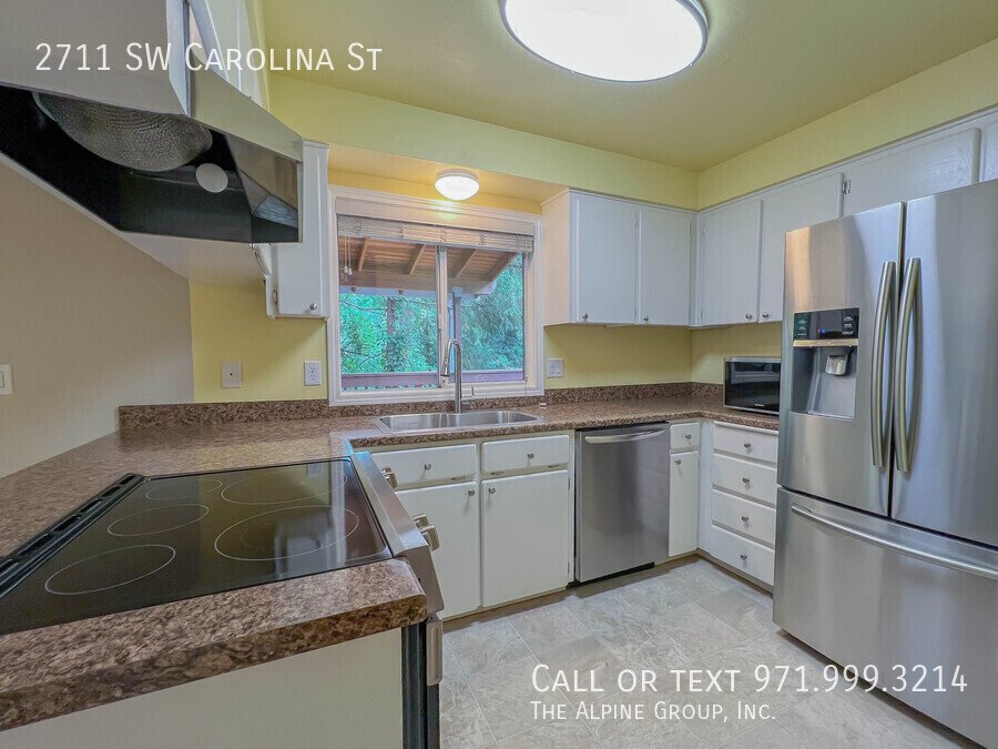 🌿 18-mo Lease! Green & Serene: A Bright, Private SW Portland Retreat property image