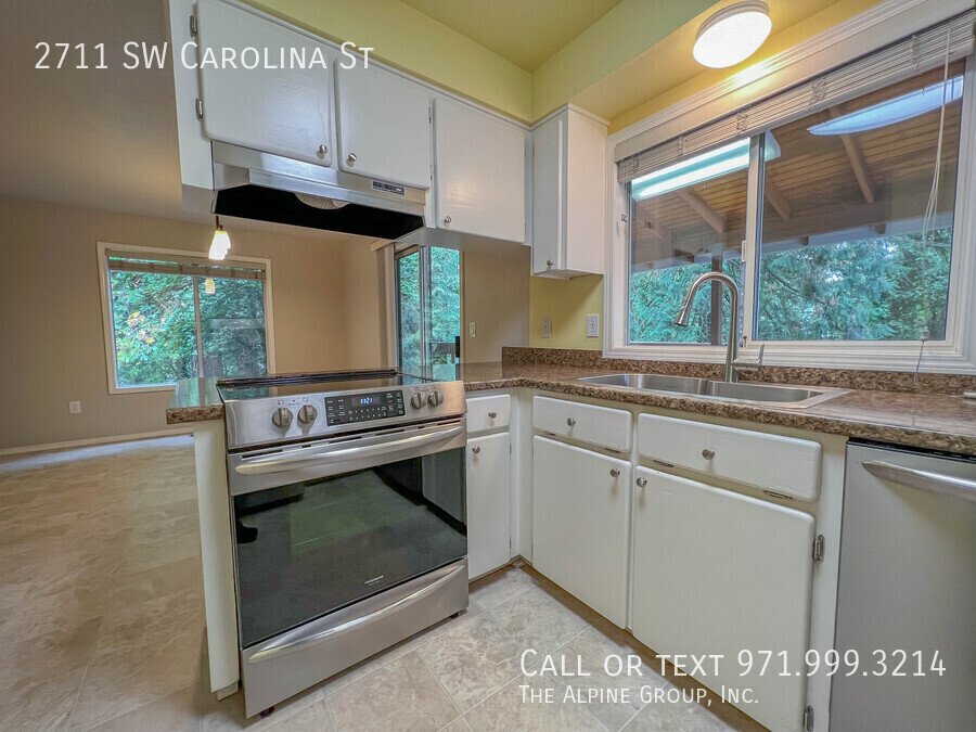 🌿 18-mo Lease! Green & Serene: A Bright, Private SW Portland Retreat property image