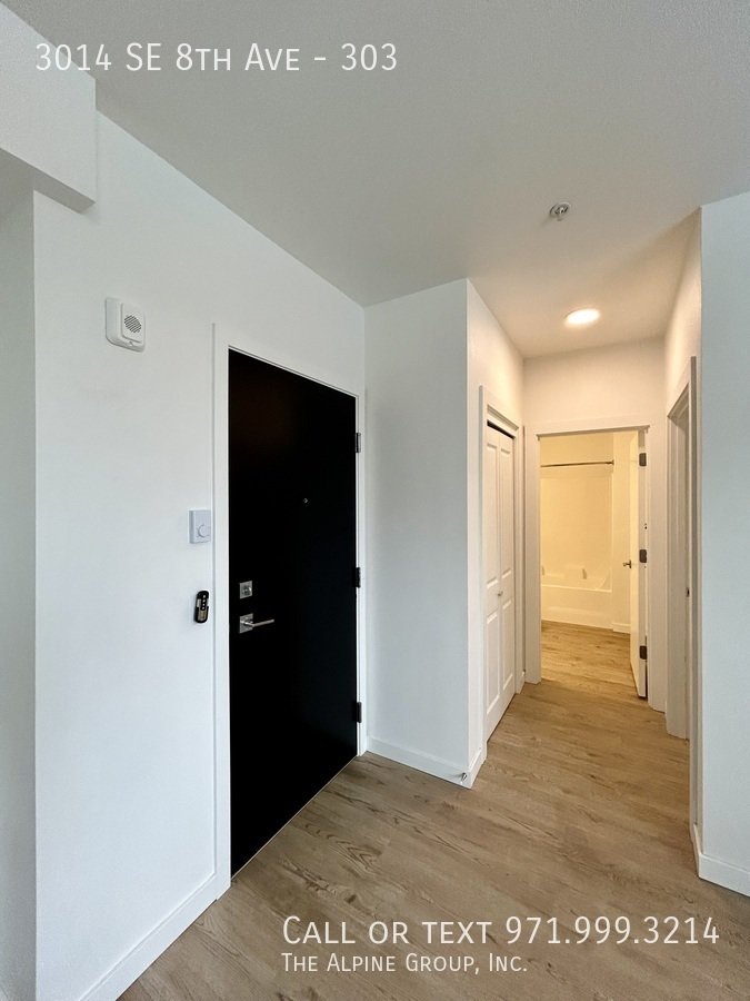 🏙️FREE FIRST MONTH! Sleek 2022-Built Apartment with In-Unit Laundry! property image