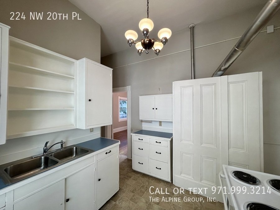 🌿 Timeless Portland Victorian in Prime Location property image