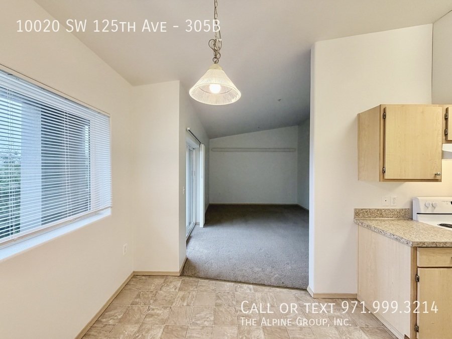 🌤️ Top-Floor 2-Bed with Vaulted Ceilings & Balcony 🌤️ property image