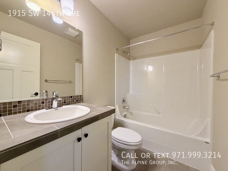 🌿 Stylish 3-Level Home in Sought-After 45° Central property image